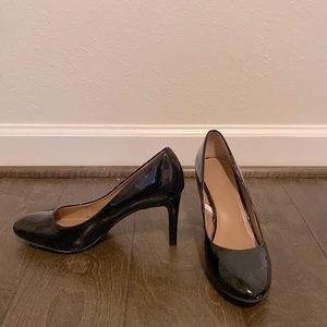I am selling these black shoes that are from the brand MERONA.